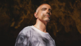 Eros Ramazzotti blocca il concerto per una donna che sta male (video)