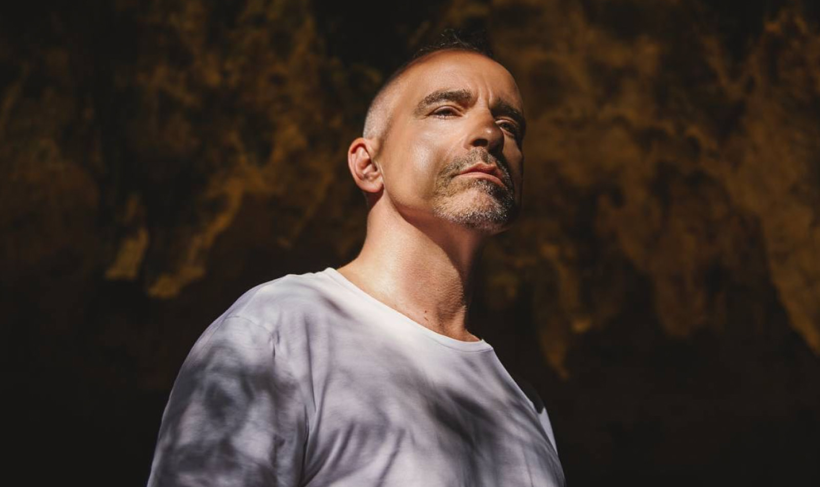 foto di Eros Ramazzotti durante uno shooting