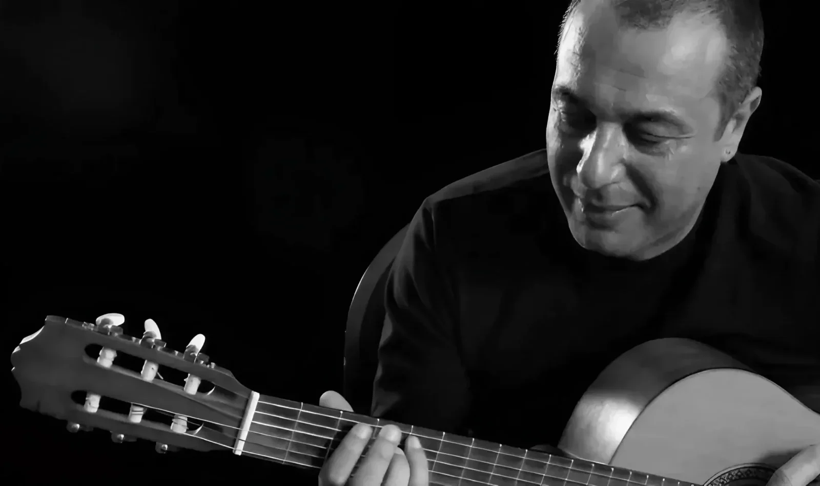 Федерико Сальваторе играет на гитаре
