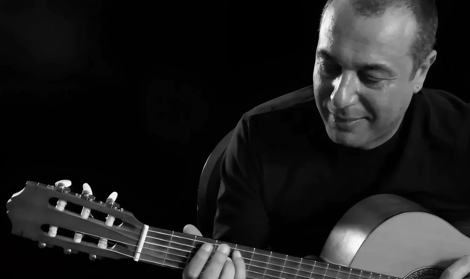 federico salvatore suona la chitarra