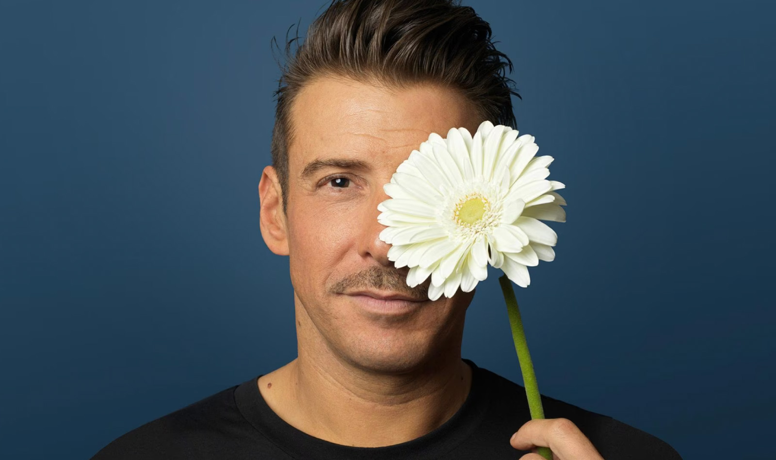 Francesco Gabbani com o programa Leva uma flor na Rai 1