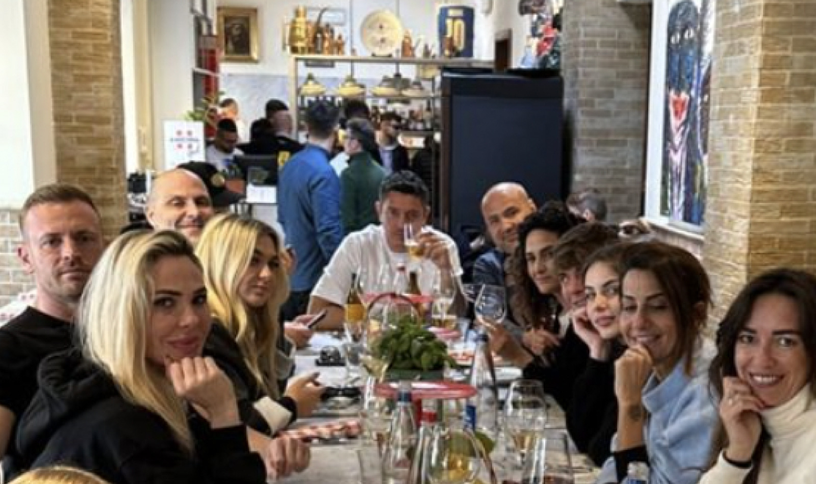 ilary blasi cin bastian in un pizzeria di Napoli