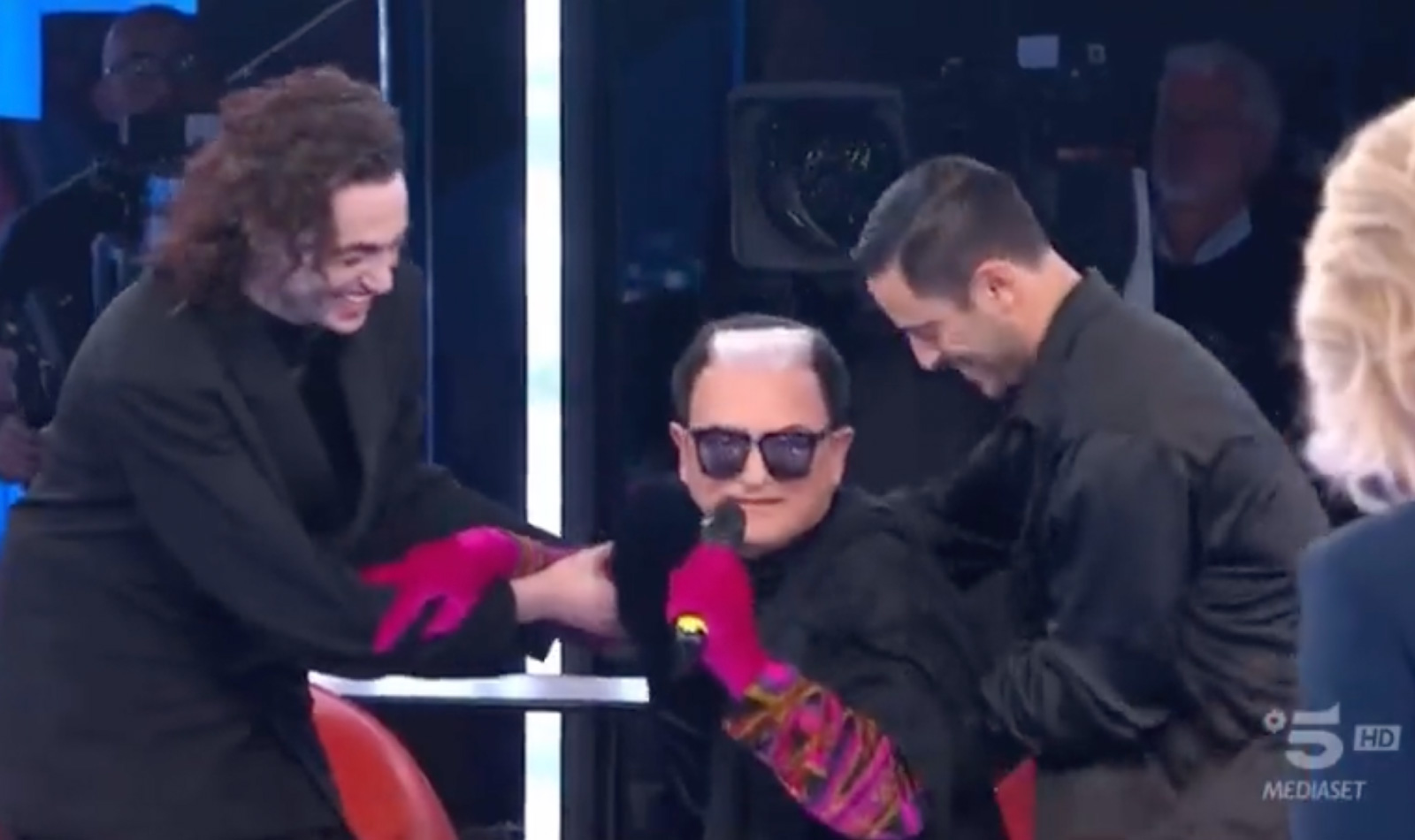 Cristiano Malgioglio durante la caduta ad Amici 22, il serale