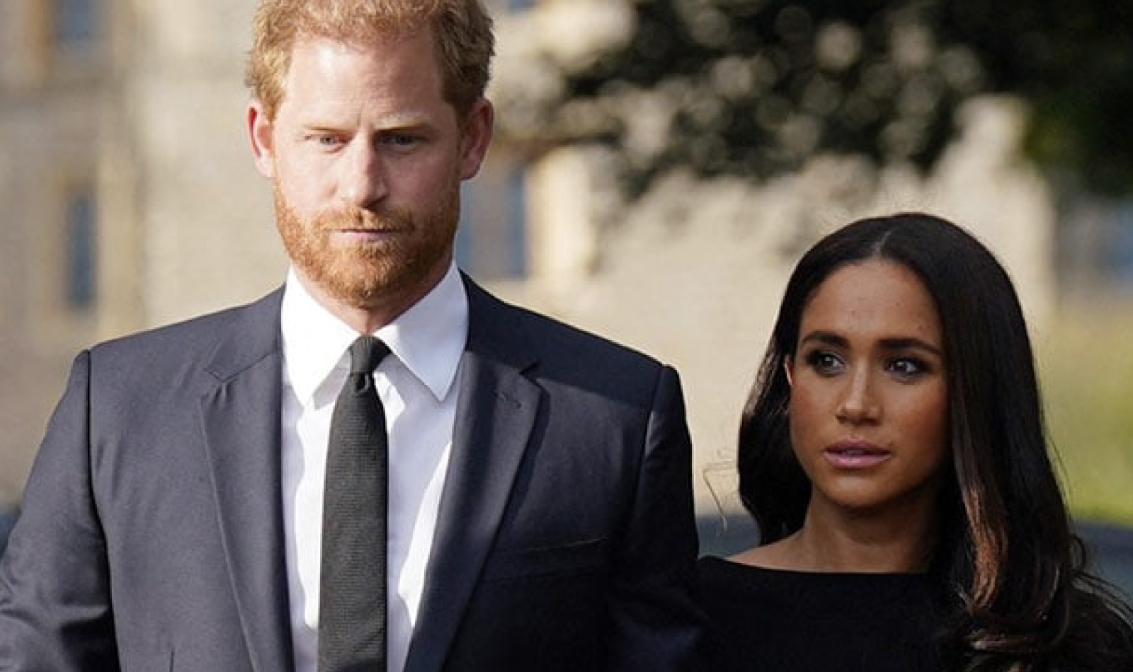 Meghan e Harry vestidos de preto