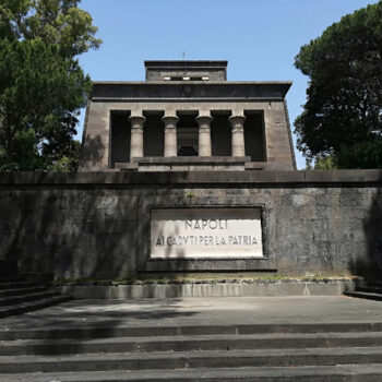 Ceremonia de colocación de ofrendas florales a los caídos en Posillipo