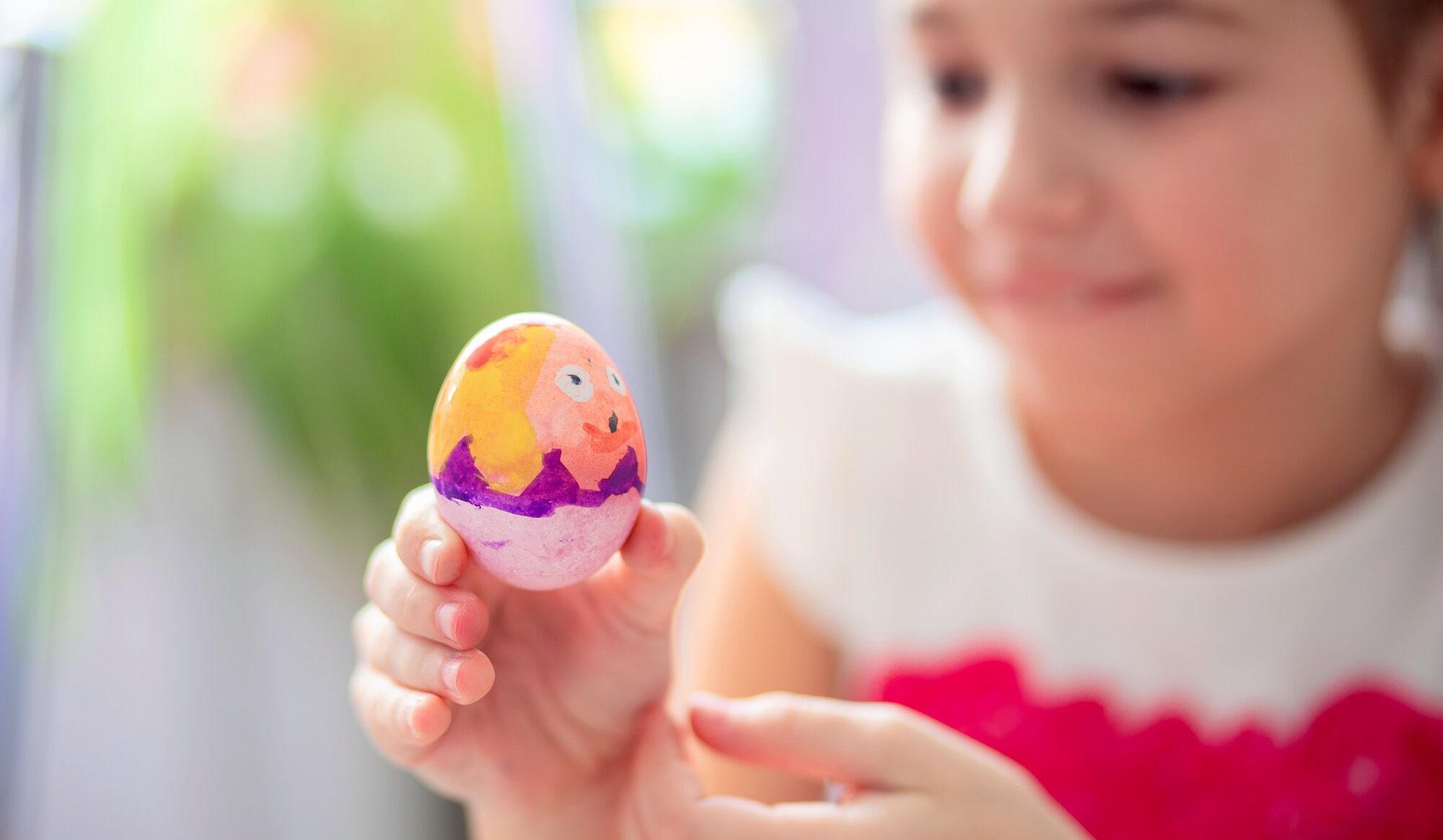 Niña con huevo de Pascua