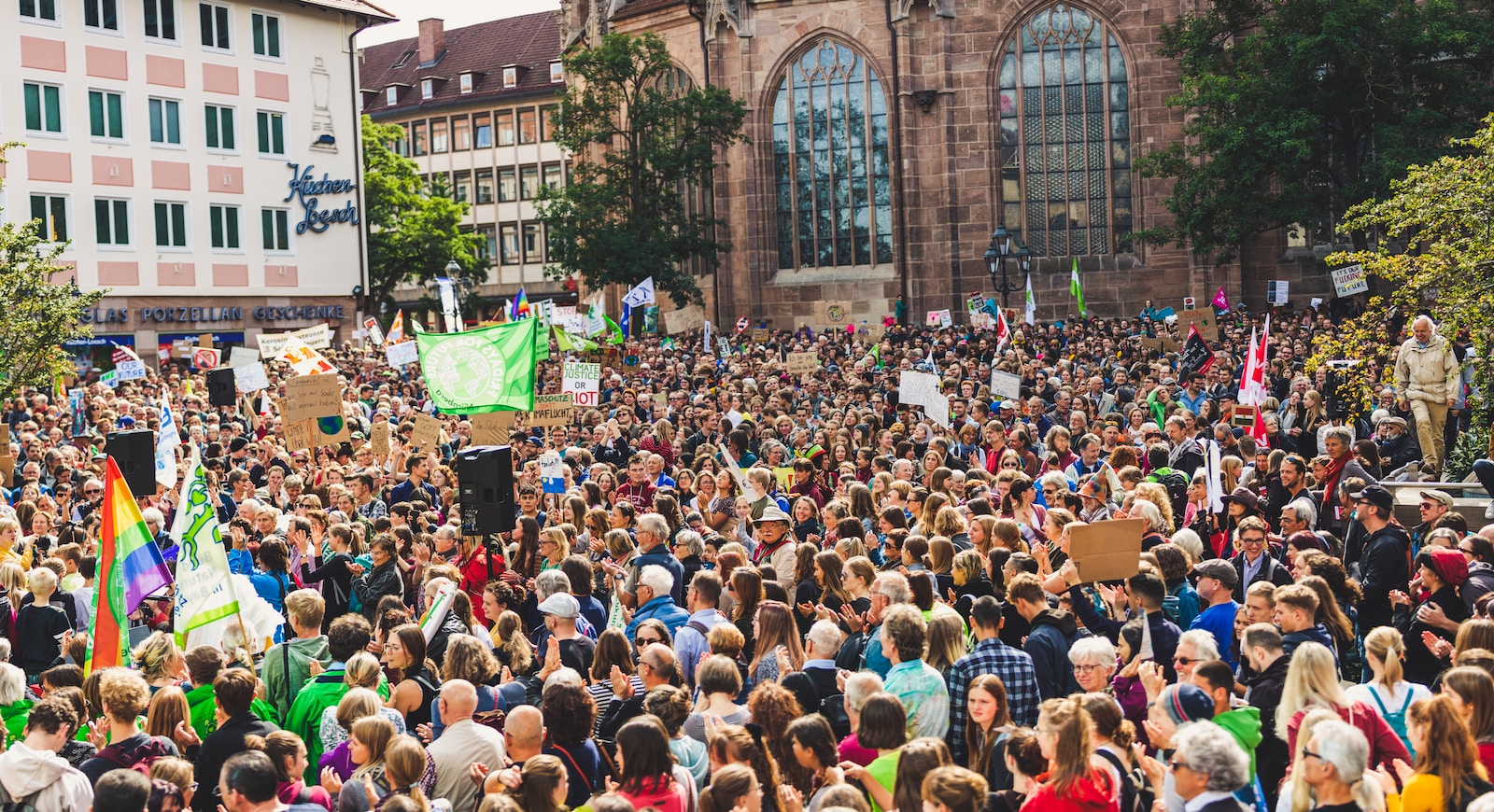 Menschenmenge, die draußen steht