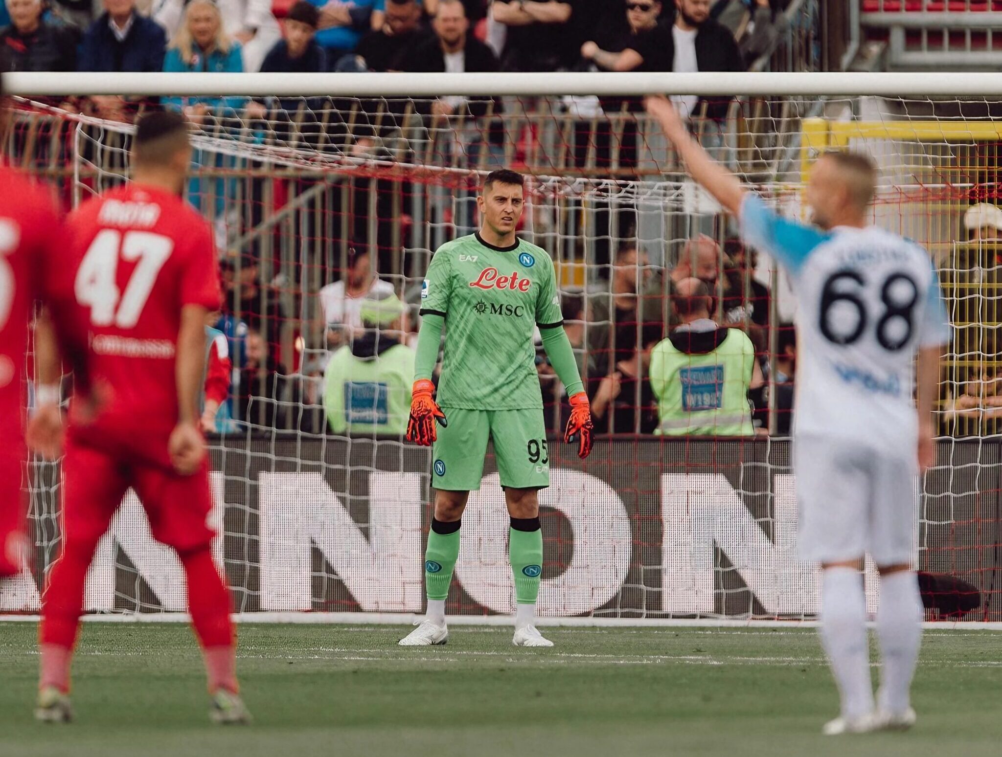 SSC Napoli contra Monza e Gollini ao fundo