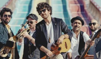 Arena del Sound am Flava-Strand von Castel Volturno: Napolindie mit 12 Stunden Konzerten und Shows