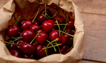 cerezas en la cesta