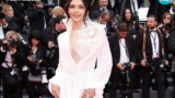 Cannes 2023, ex miss sul red carpet senza mutandine (foto)