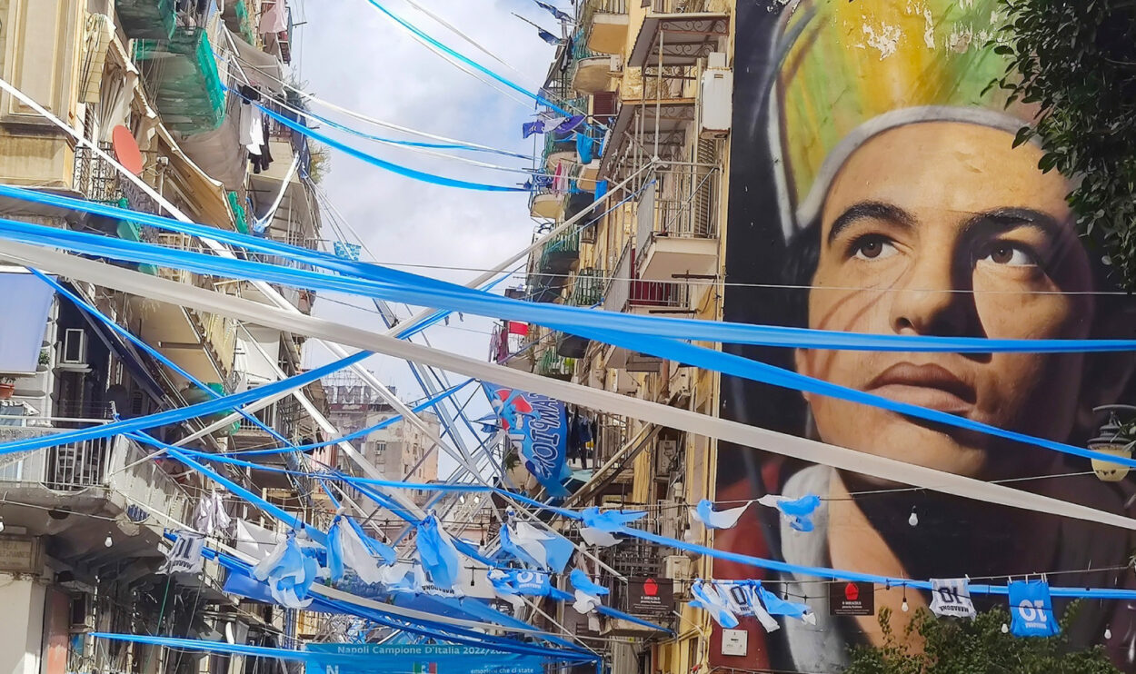 Festão de escudo para o Napoli