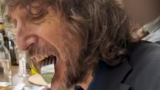 Giuseppe Cruciani mangia carne di Orso e si infuriano gli animalisti
