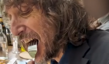 Giuseppe Cruciani mangia carne di Orso e si infuriano gli animalisti