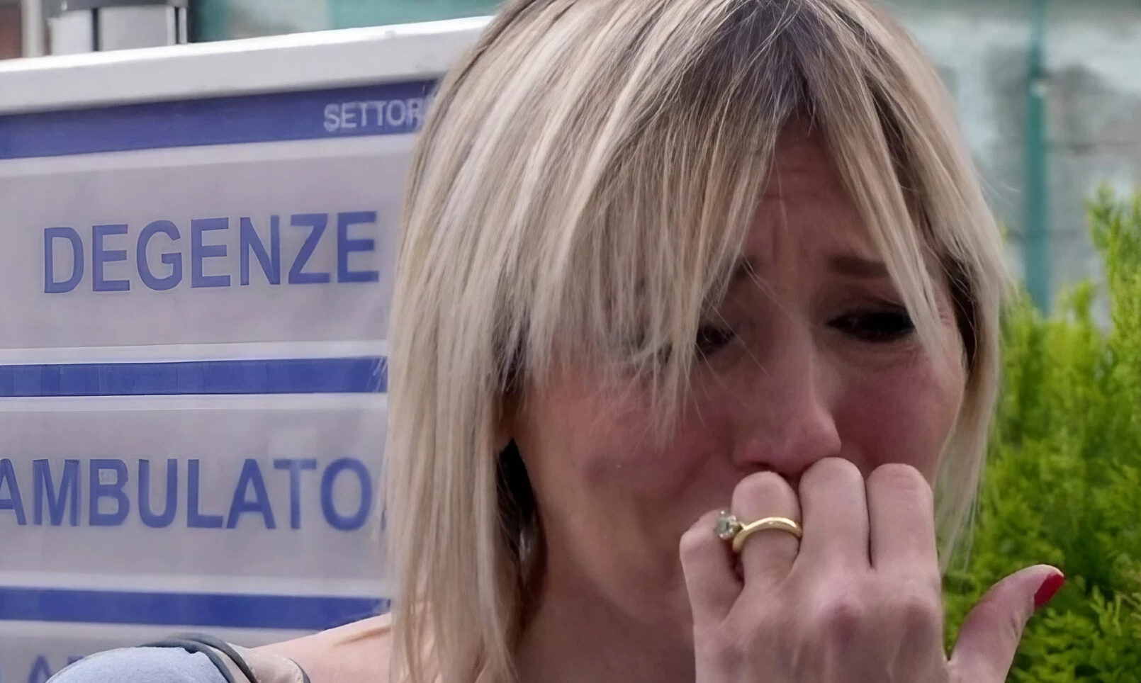 Lara Martinelli in lacrime