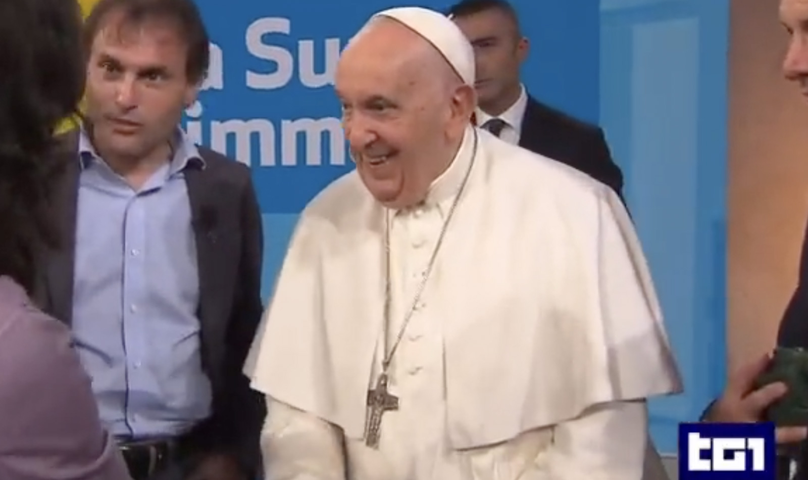 Papa Francesco in uno studio tv
