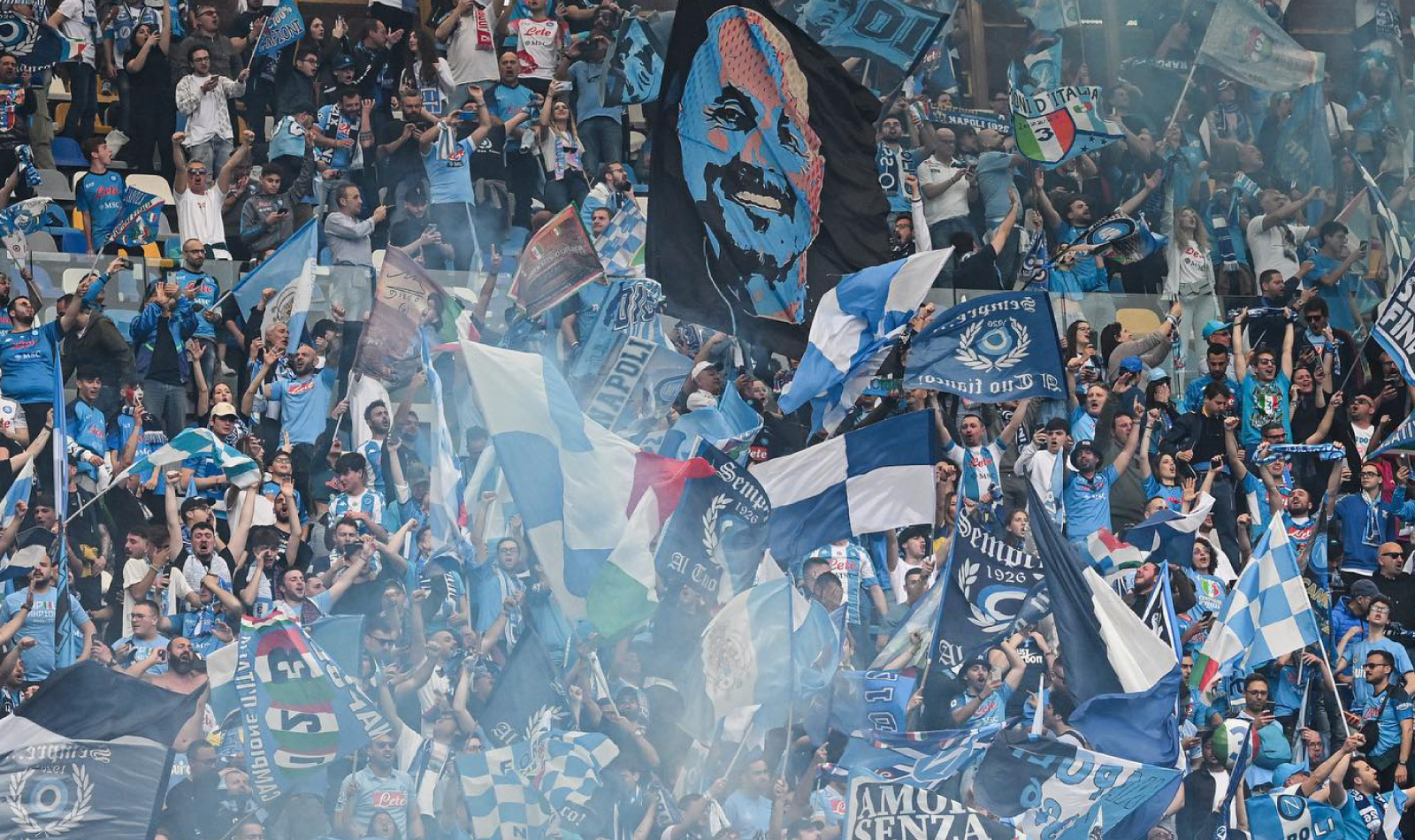 Supporters au stade Maradona de Naples