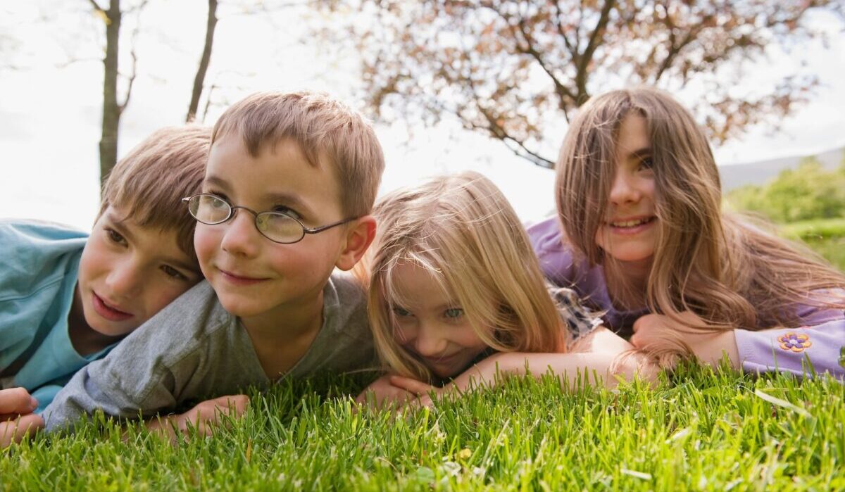 Niños jugando en la hierba