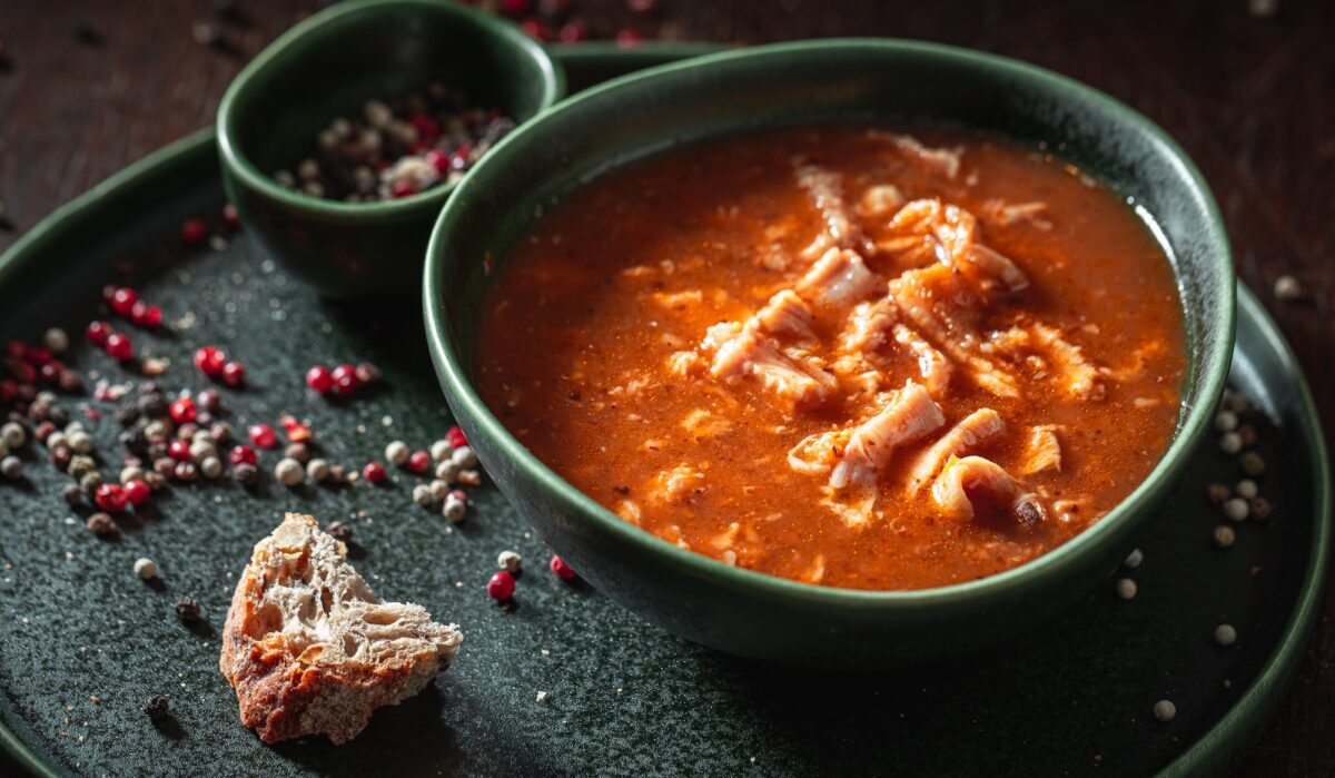 Köstliche Kuttelsuppe aus Rindfleisch und Gemüse