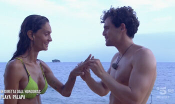 Isola: Carlo ed Helena proposta matrimonio, ma lei ama un altro?