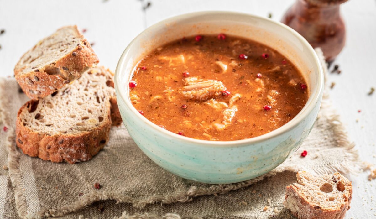 Soupe de tripes épicée à base de légumes et de poivrons rouges