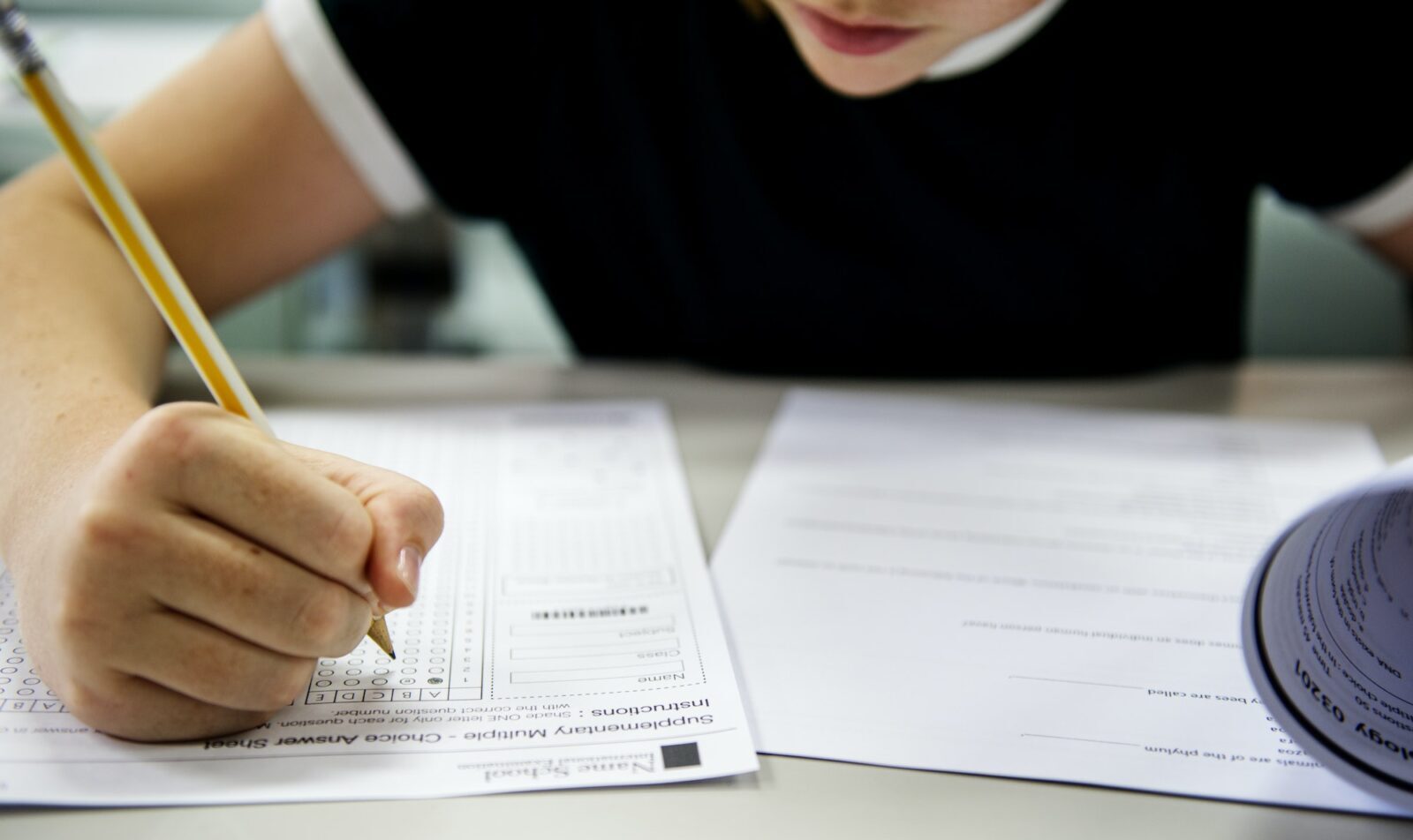 Estudiante haciendo el examen de prueba