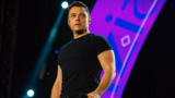 Tiziano Ferro deve operarsi alle corde vocali, cosa ha e come sta