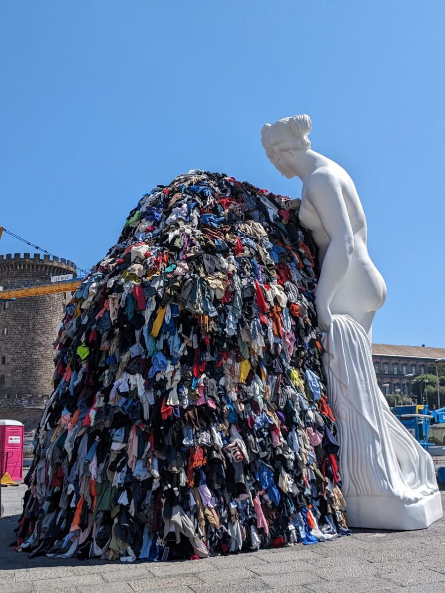 Venus de los Stracci en Piazza Municipio en Nápoles