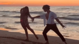 Mattia Zenzola e Benedetta Vari ballano al tramonto (video)