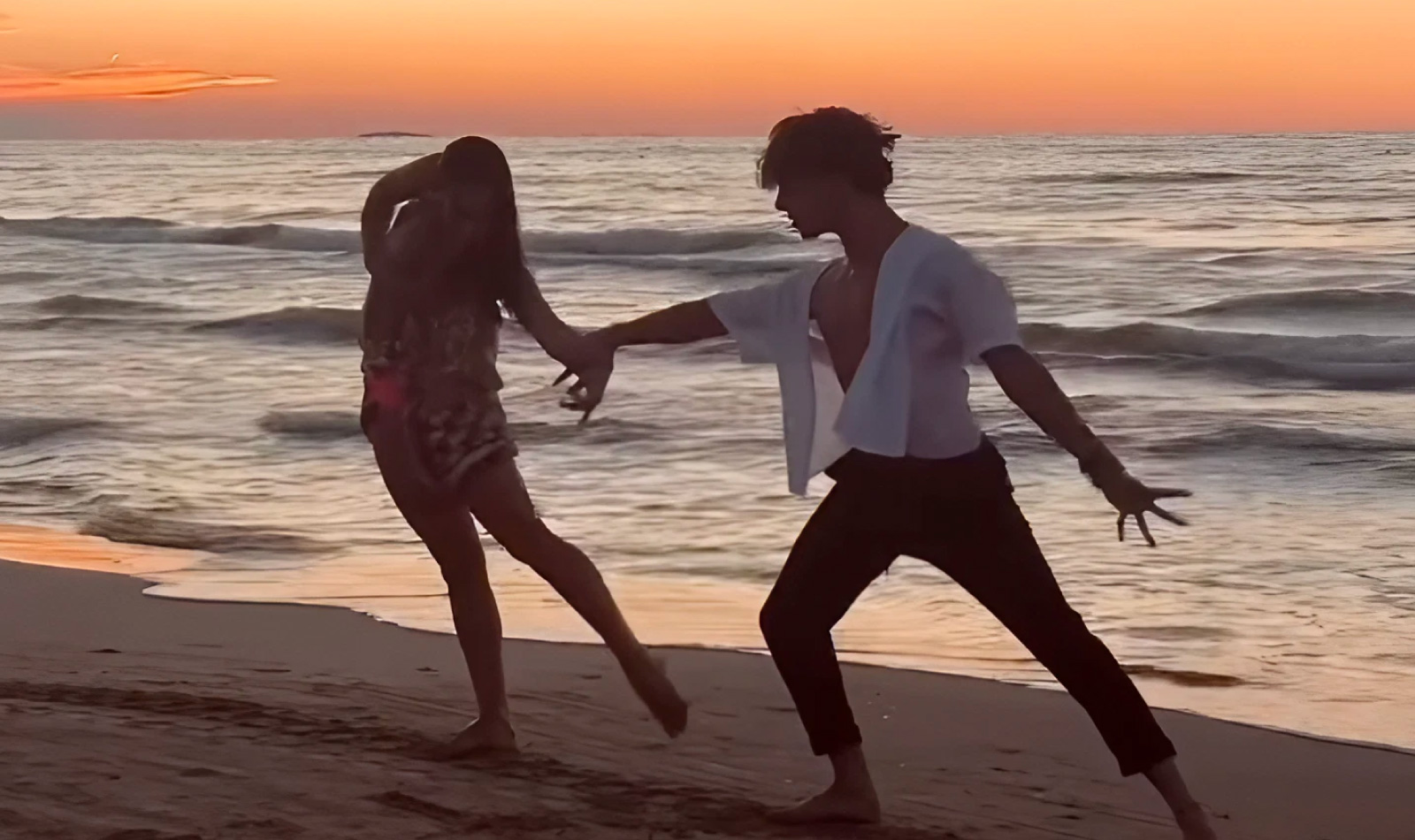 Mattia Zenzola e Benedetta Vari ballano al tramonto