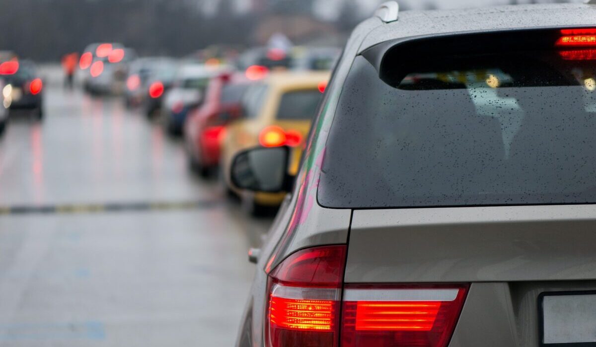 Les embouteillages de voitures font la queue pendant des heures de circulation intensives. ❤️ nommé 💔