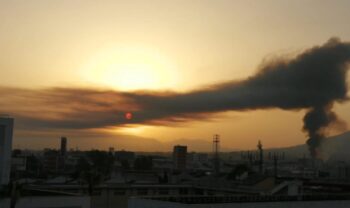 ナポリで火災、東部にあるローマの旧キャンプが燃えている