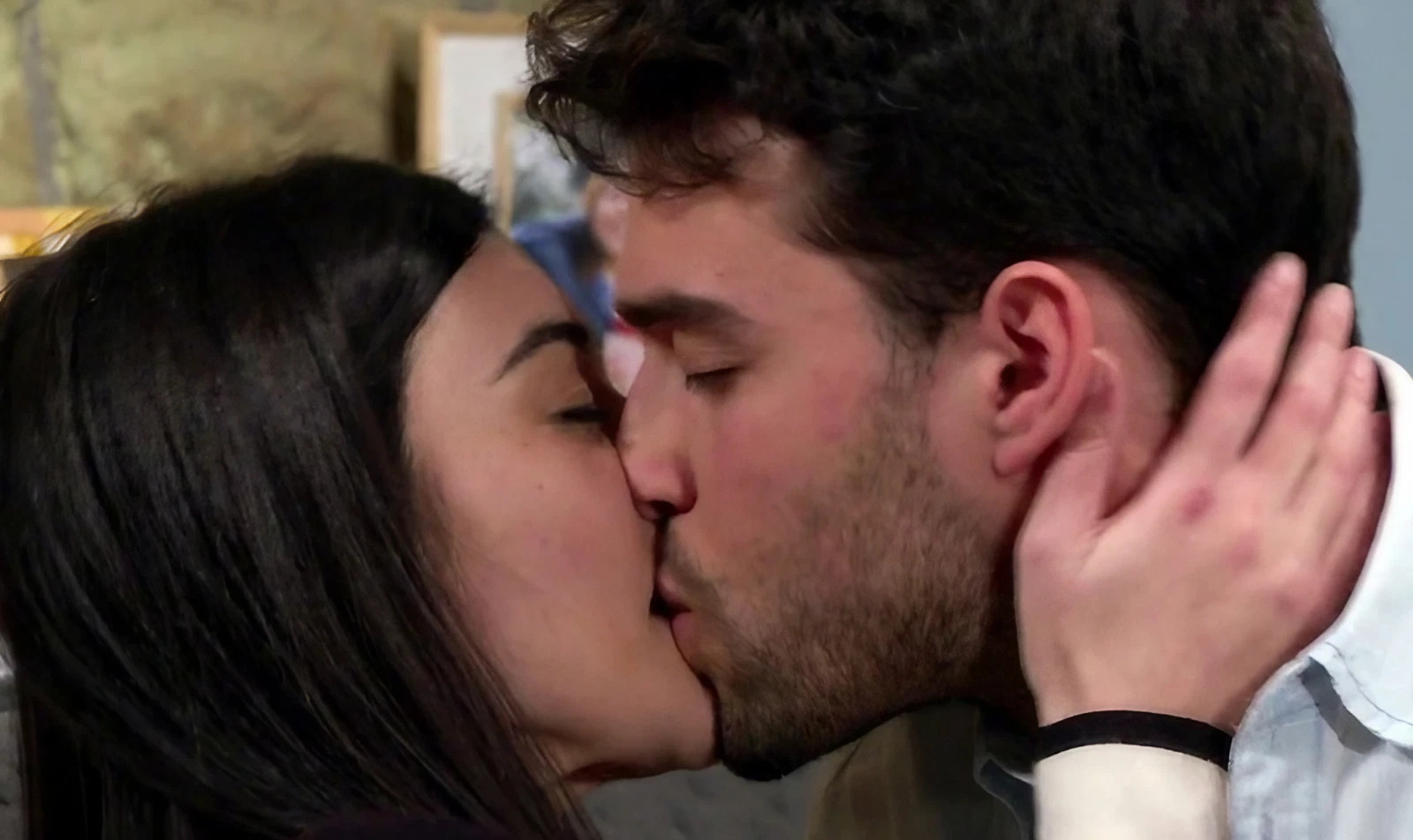 Nunzio and Rossella kiss in Un Posto al Sole