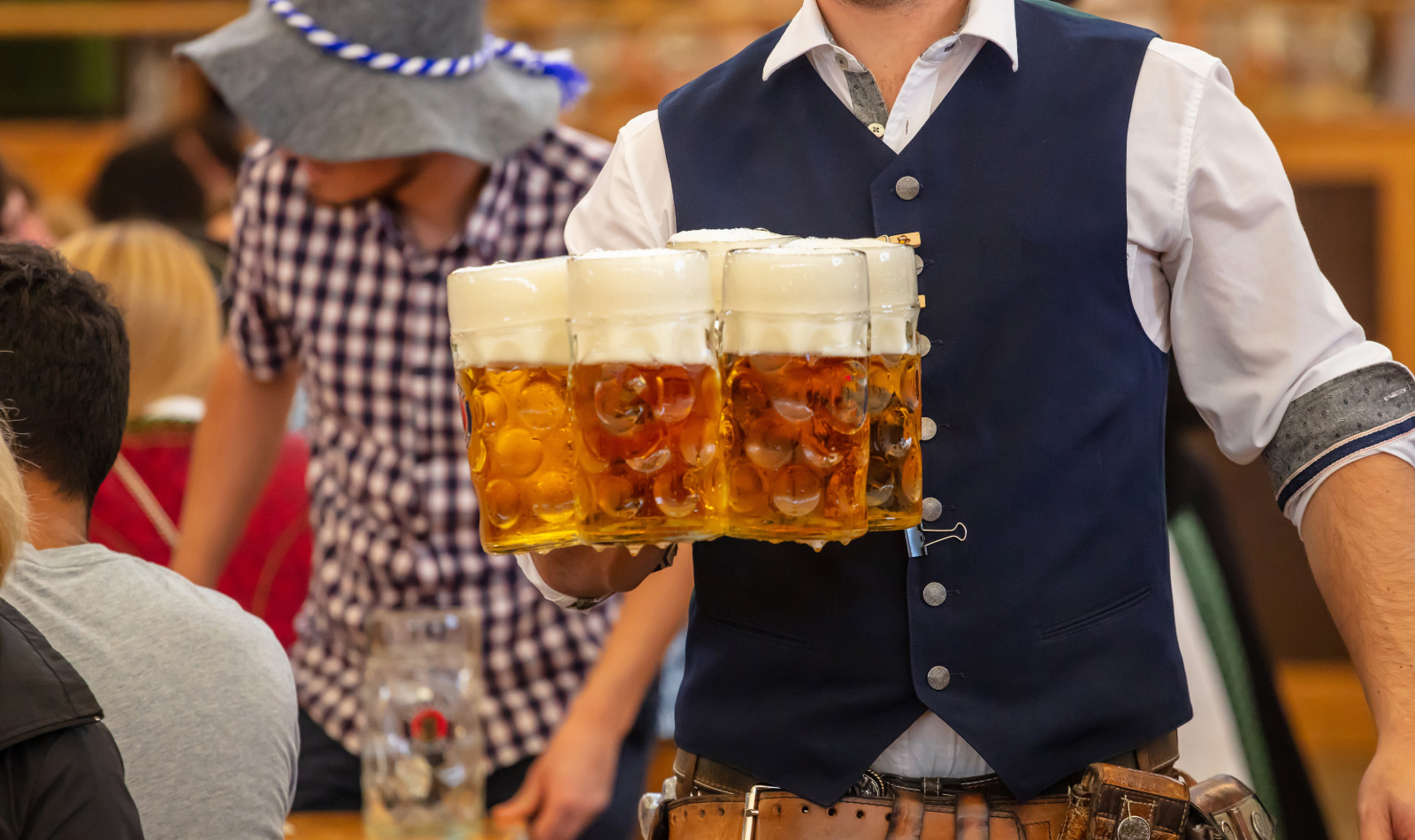 ビールを運ぶ男性