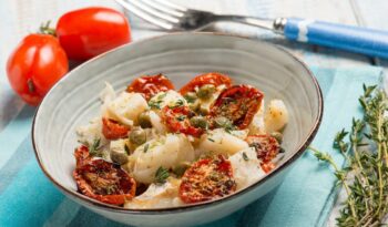 Salat mit getrockneten Kabeljau-Tomaten und Kapern