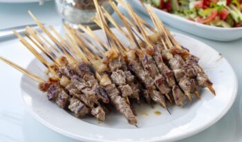 Traditionelle köstliche türkische Gerichte; Spieße, Polizistin