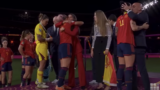 Il bacio rubato tra l’allenatore e la giocatrice spagnoli, la polemica