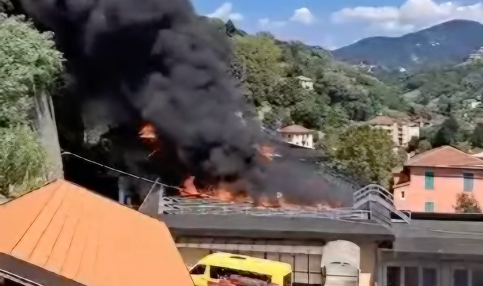 Incendio scuola a Genova