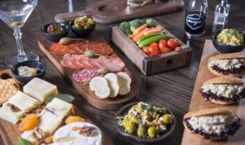 Planches de charcuterie et de fromages avec sliders 1