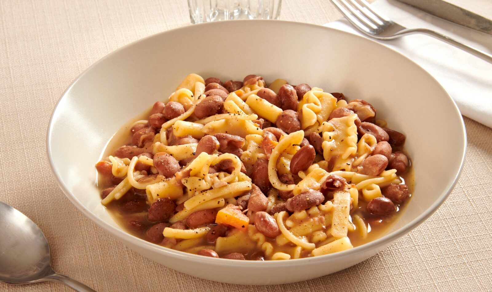 Plato de pasta y frijoles italianos tradicionales