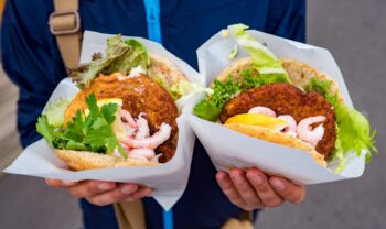 Frutos do mar de comida de rua rápida. Noruega Ilhas Lofoten, costeleta de peixe wi