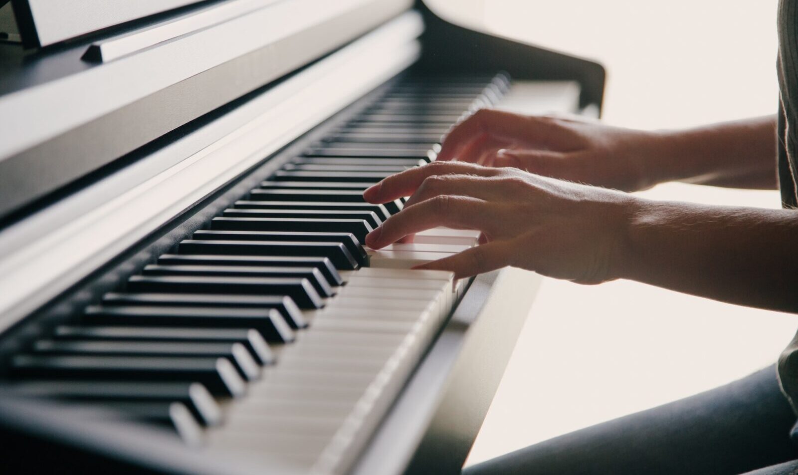 manos en el piano