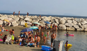 Neapel, Verkehrsknotenpunkt Via Caracciolo, Strand von Mappatella wegen Sorrentinos Film gesperrt