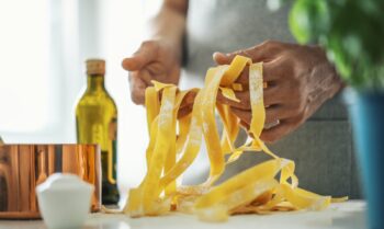 El chef de pasta hace pasta italiana fresca