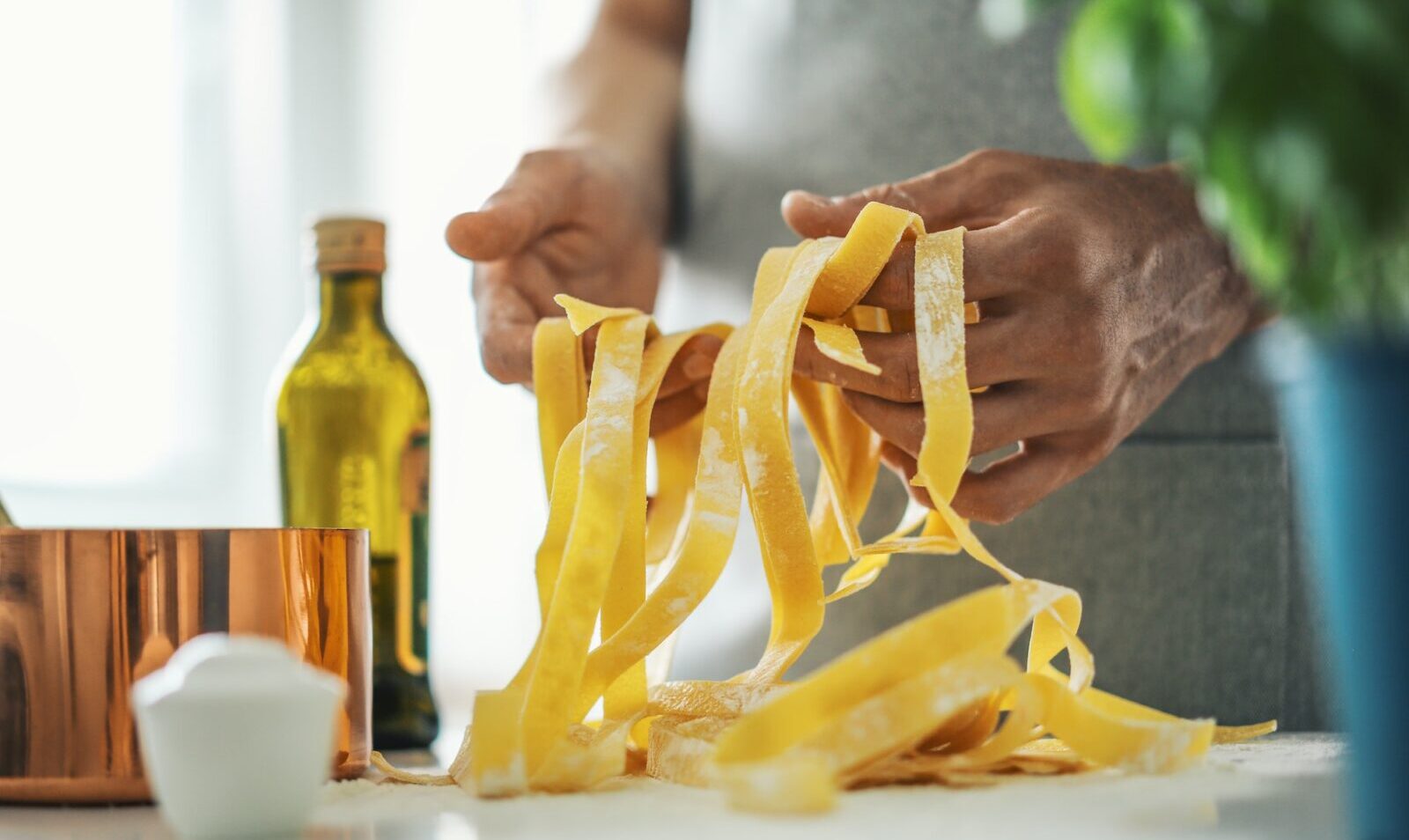 Pasta-Koch bereitet frische italienische Pasta zu