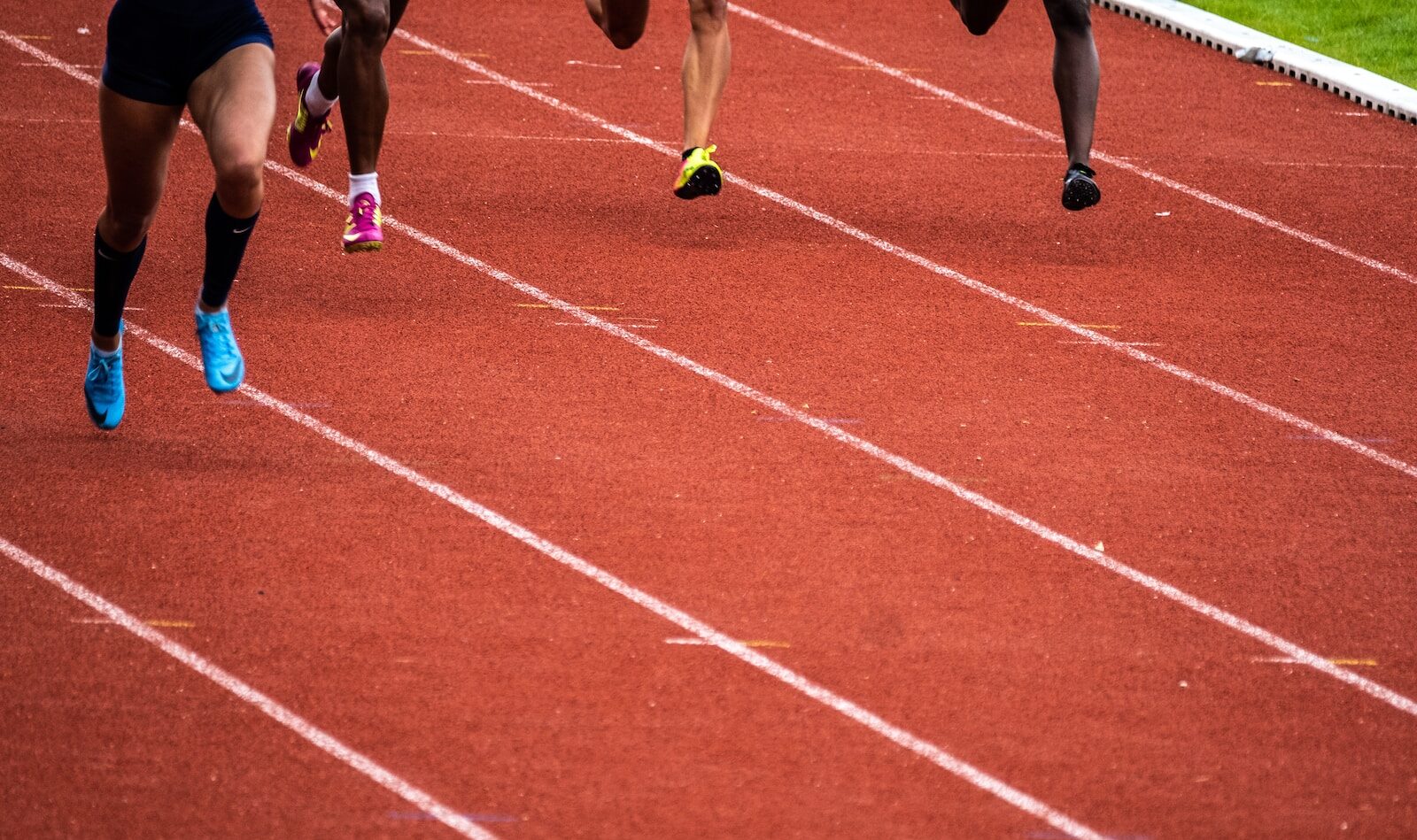 people running on race track