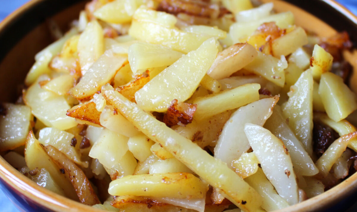 Banzanesisches Kartoffelfest mit Steinpilzen und rotbraunen Zwiebeln ...