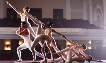 Disparo de un grupo de varios bailarines de ballet actuando en un teatro