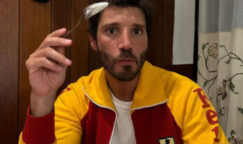 Stefano De Martino, l’anello al posto della fede e il like sospetto