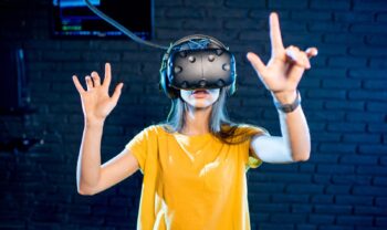 Frau benutzt Virtual-Reality-Headset